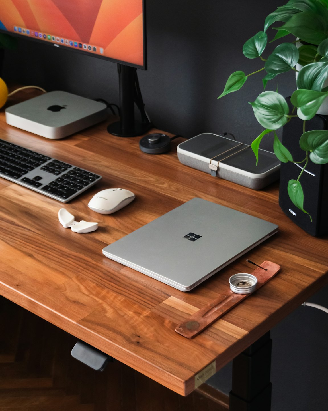 Moderne Computerausstattung und Büromaterial auf einem Holztisch.