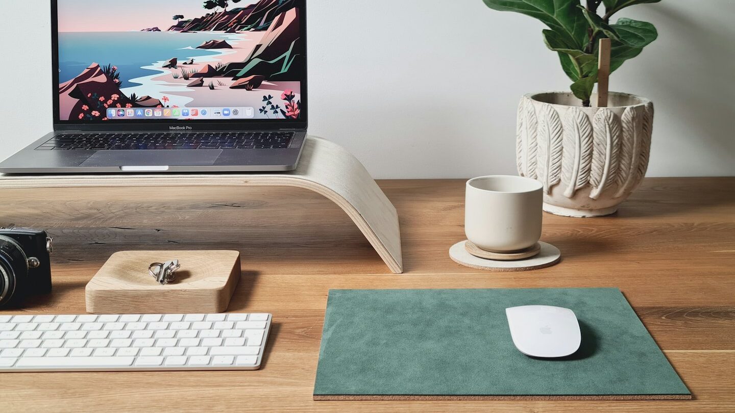 Moderner Büroschreibtisch mit Laptop und Büromaterialien.